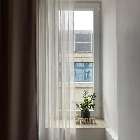 W Centrum Warszawy Ulica Chmielna - 500m Od Dworca Centralnego - By Good Sleeping * 华沙